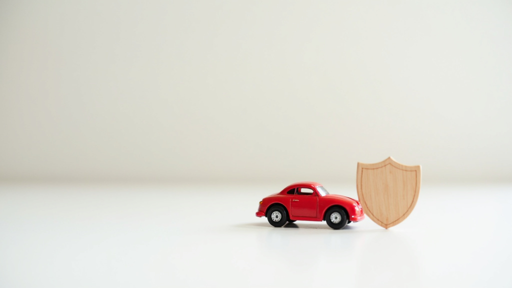 Personne consultant un comparateur d'assurance auto sur ordinateur portable